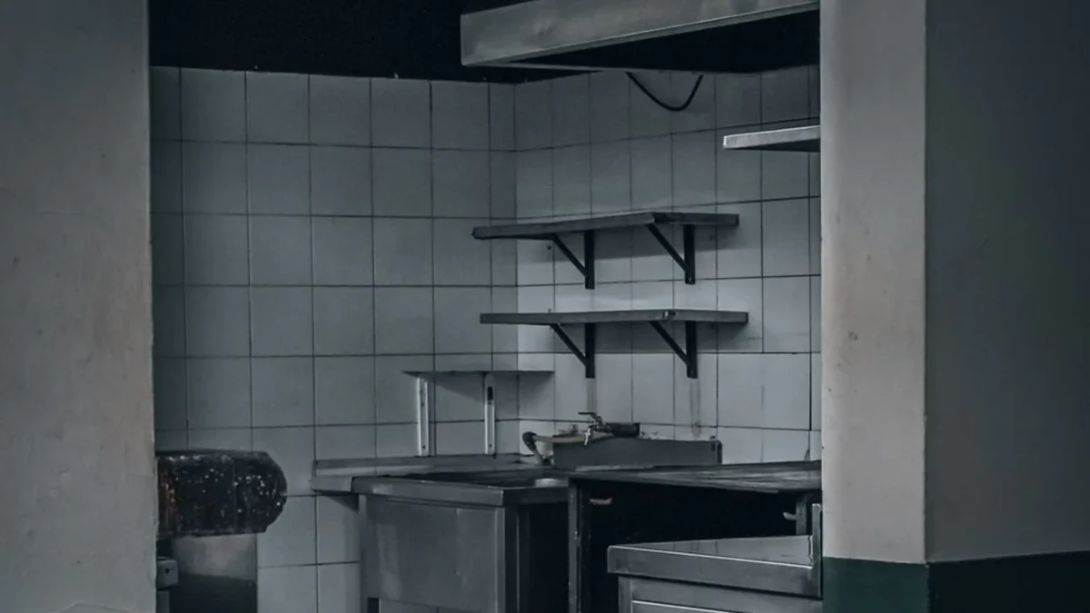 suelo antideslizante cocina industrial: Suelos antideslizantes en cocinas industriales: cumplir normativa sin parar el servicio