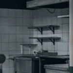 suelo antideslizante cocina industrial: Suelos antideslizantes en cocinas industriales: cumplir normativa sin parar el servicio