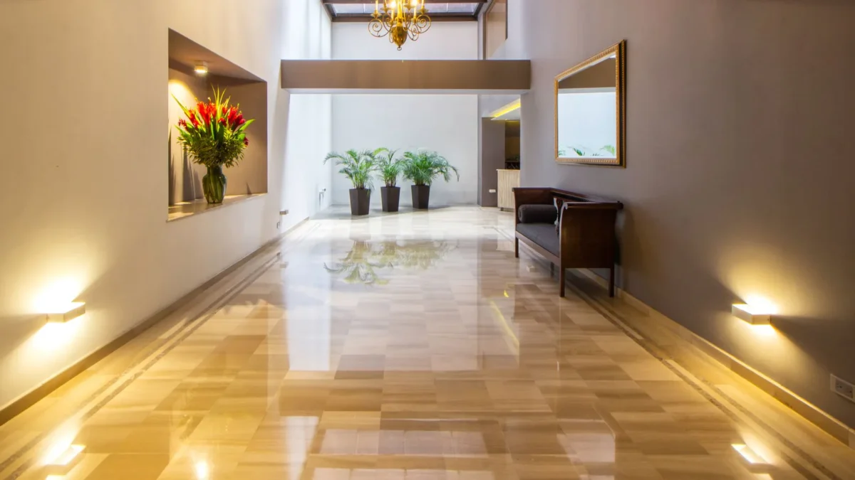suelo antideslizante hotel: Suelos antideslizantes en hoteles: normativa, zonas críticas y certificación