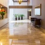 suelo antideslizante hotel: Suelos antideslizantes en hoteles: normativa, zonas críticas y certificación